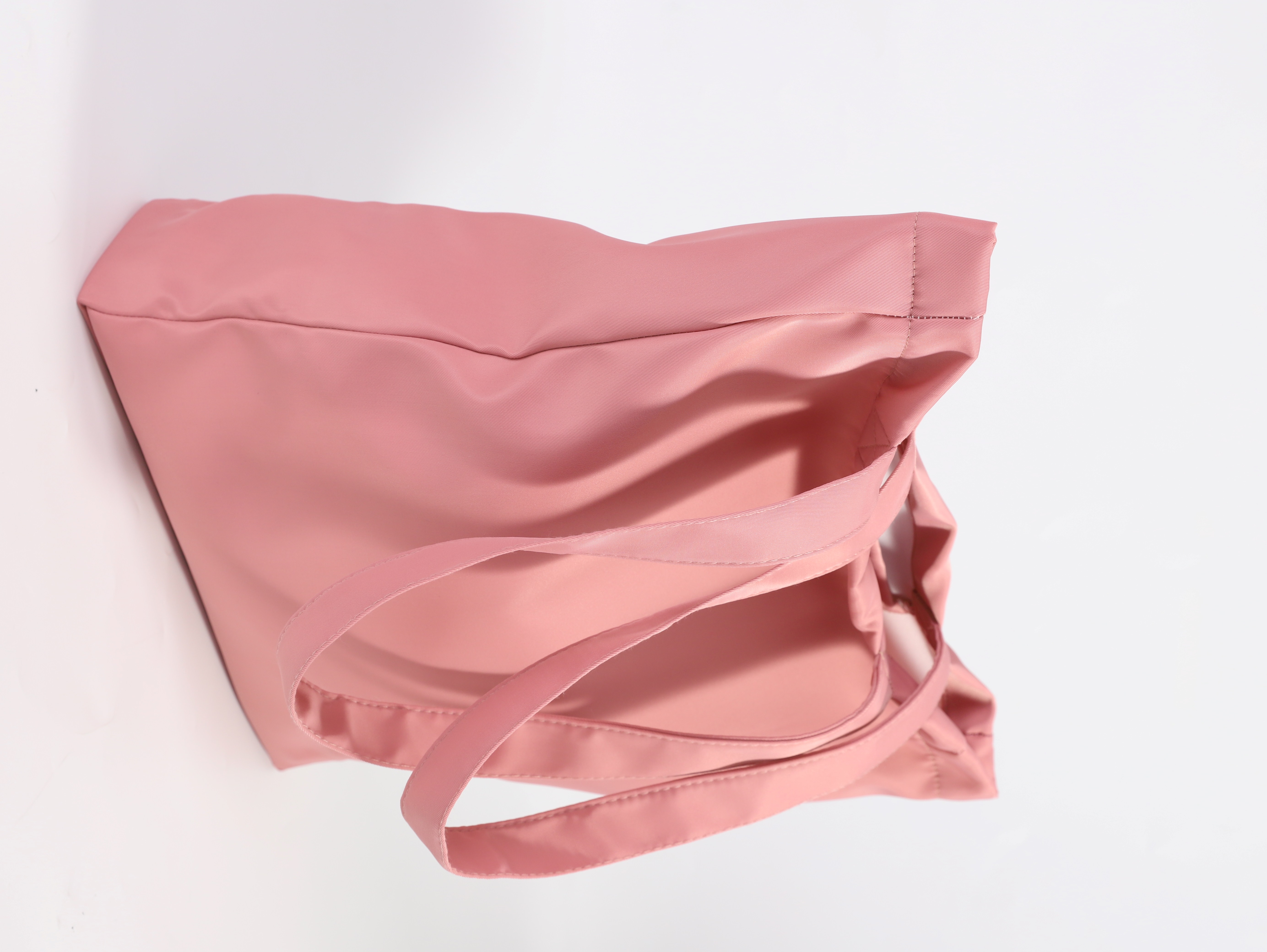 나일론 가방 복숭아색 흰색 배경.jpg